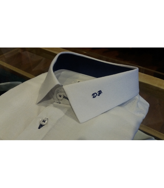 Camicia sartoriale iniziali sul colletto monogramma abiti su misura e camicie personalizzate abito con iniziali moda online sartoria moda uomo a Roma