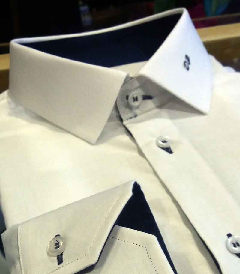 Camicia sartoriale iniziali sul colletto monogramma abiti su misura e camicie personalizzate abito con iniziali moda online sartoria moda uomo a Roma foto-544 