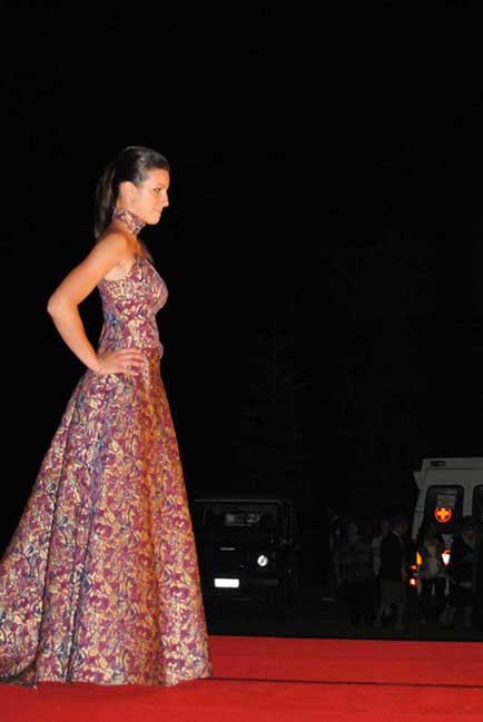 Abiti da sera personalizzati abbigliamento personalizzato Atelier Elins moda a Roma. Design abito moda donna vestito elegante su misura in sartoria