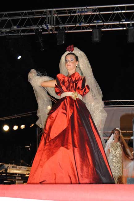 Cerimonia matrimonio personalizzato abito da sposa esclusivo vestito su misura esclusivo personalizzato moda a Roma Collezione vestiti in rosso e oro