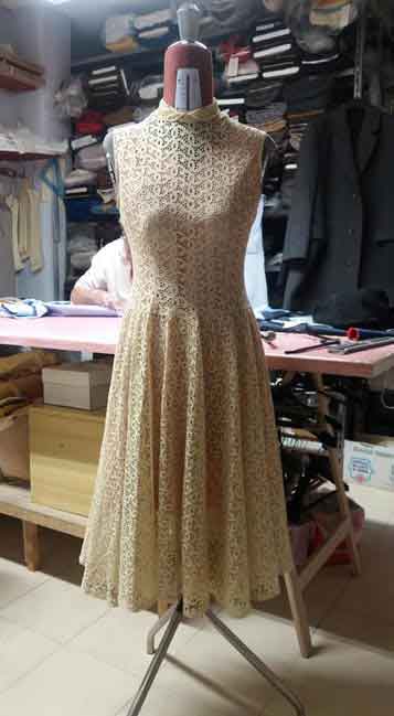 Repairs special vintage clothes. Dresses and clothing repairs customize. Repair on an ancient wedding dress tailoring by hand in Italy custom online