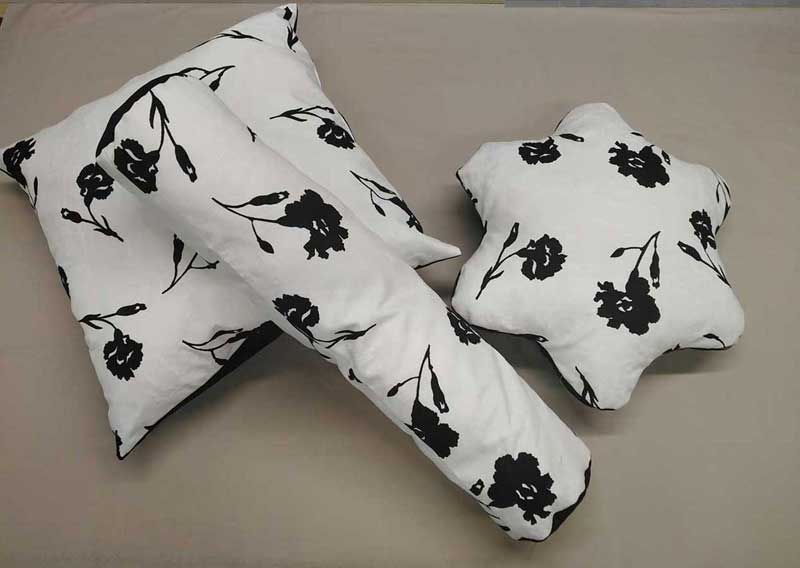 Cuscini design su misura stile fantasia cuscino bianco e nero tessuto piquet damascato acquista online cuscini piquet damascato arredo casa a Roma