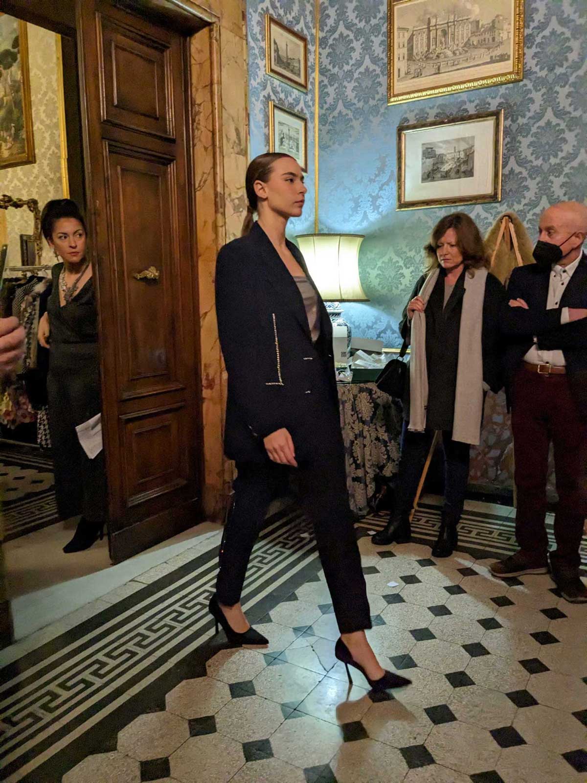 Mod’Art Roma - Il fascino dei colori - sfilata modelle nello storico Palazzo Ferrajoli - evento d’alta moda con gli eleganti abiti di Elins moda