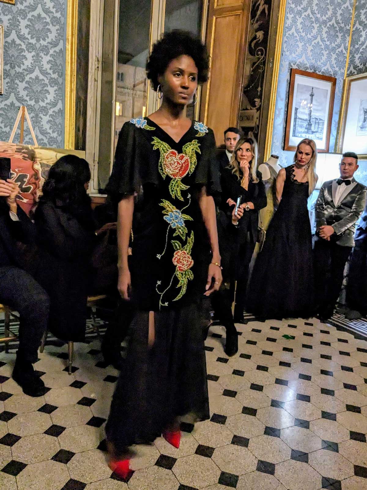 Modella Mod’Art Roma sfila a Palazzo Ferrajoli - Il fascino dei colori - vestire di fantasia - modella di colore