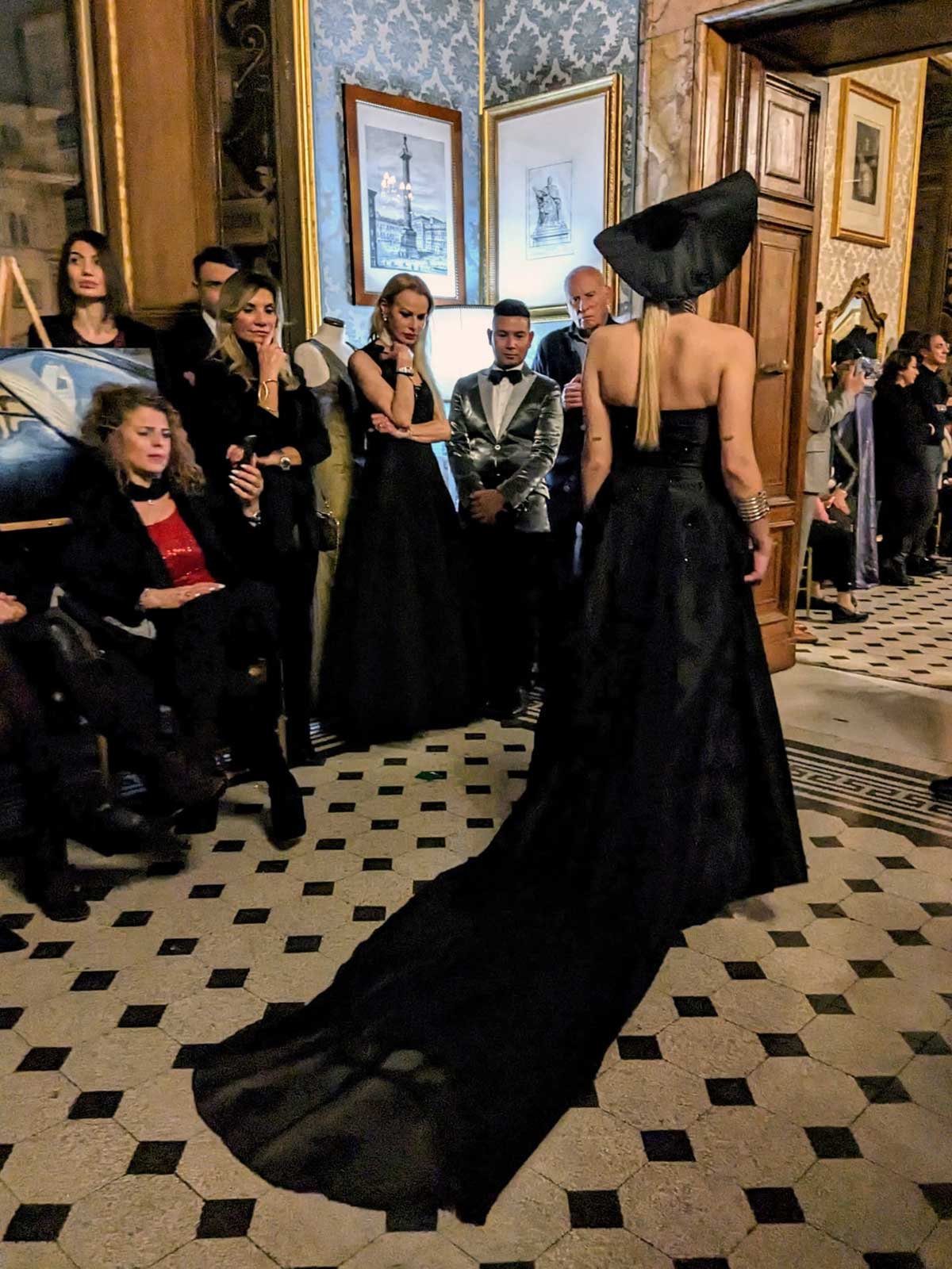 Mod’Art Roma - Palazzo Ferrajoli - evento d’alta moda con eleganti abiti Elins moda abito modella in nero elegante con cappello