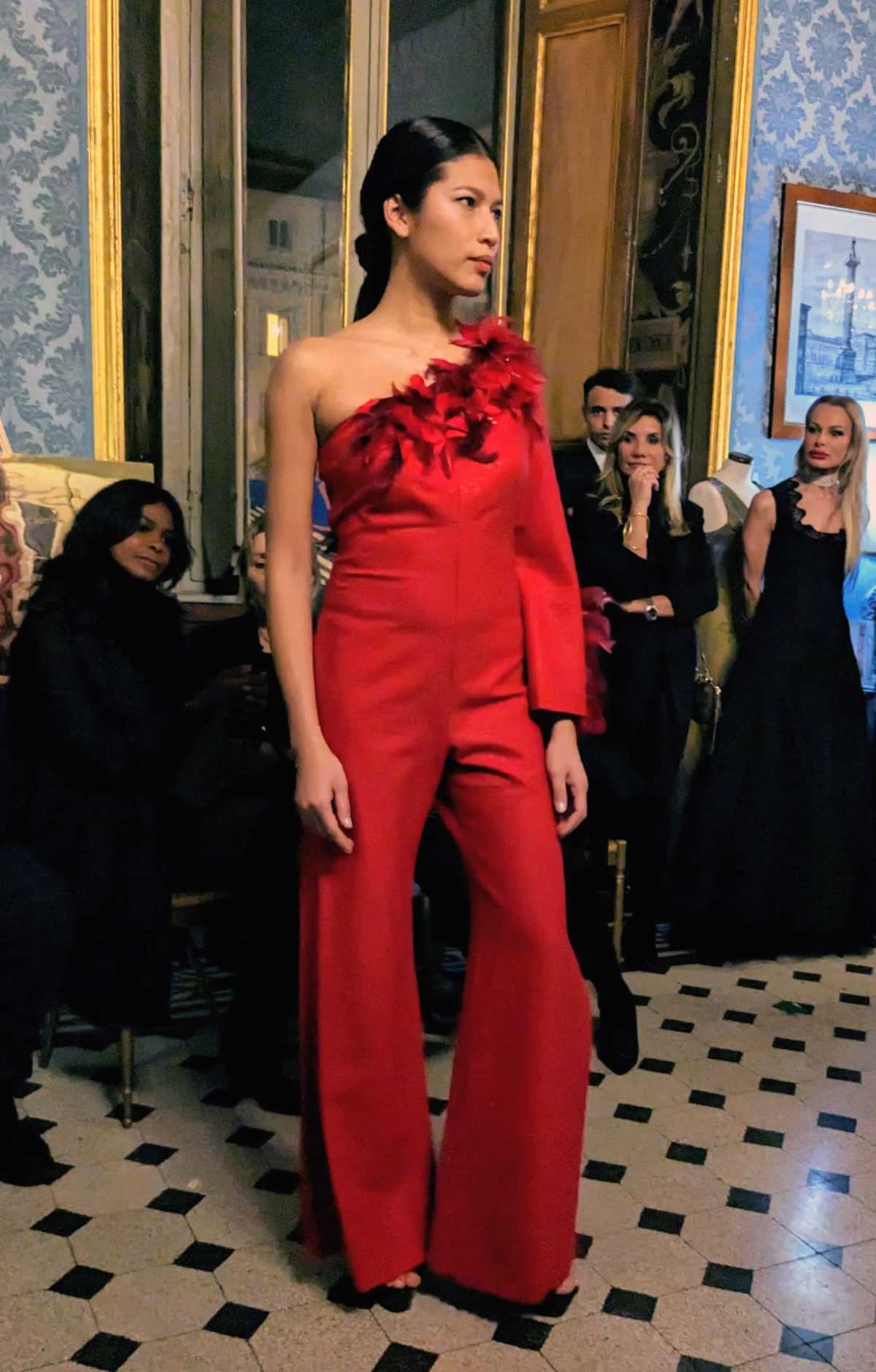 Il fascino dei colori - evento d’alta moda con gli eleganti abiti di Elins moda - abito donna in rosso