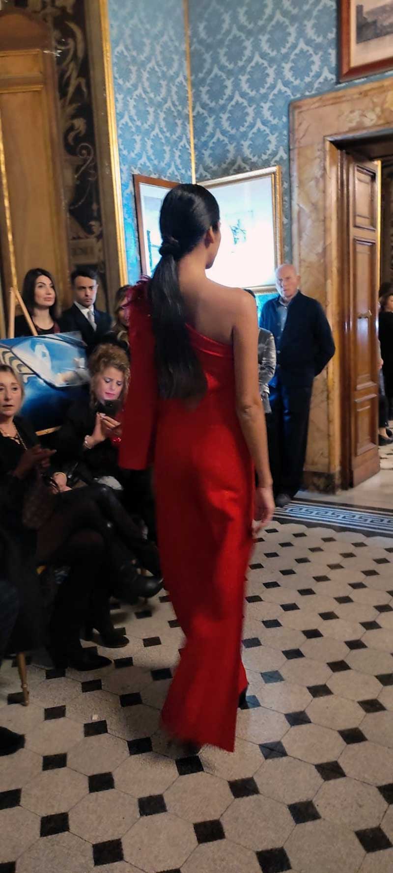 Mod’Art Roma - evento d’alta moda a Palazzo Ferrajoli - abito semplice elegante in rosso