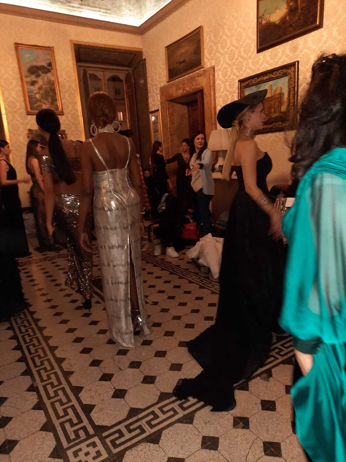 Sfilata abiti donna modelle a Palazzo Ferrajoli vestire eleganti abito in color grigio - azzurro abiti Elins Moda