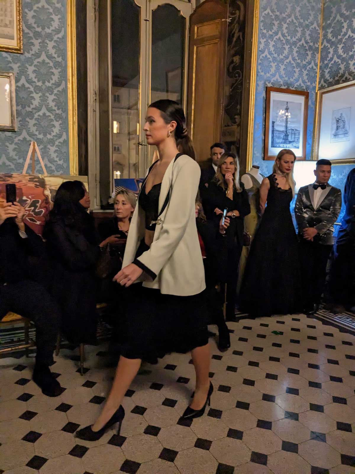 sfilata modelle nello storico Palazzo Ferrajoli - evento d’alta moda - abito femminile giacca con gonna