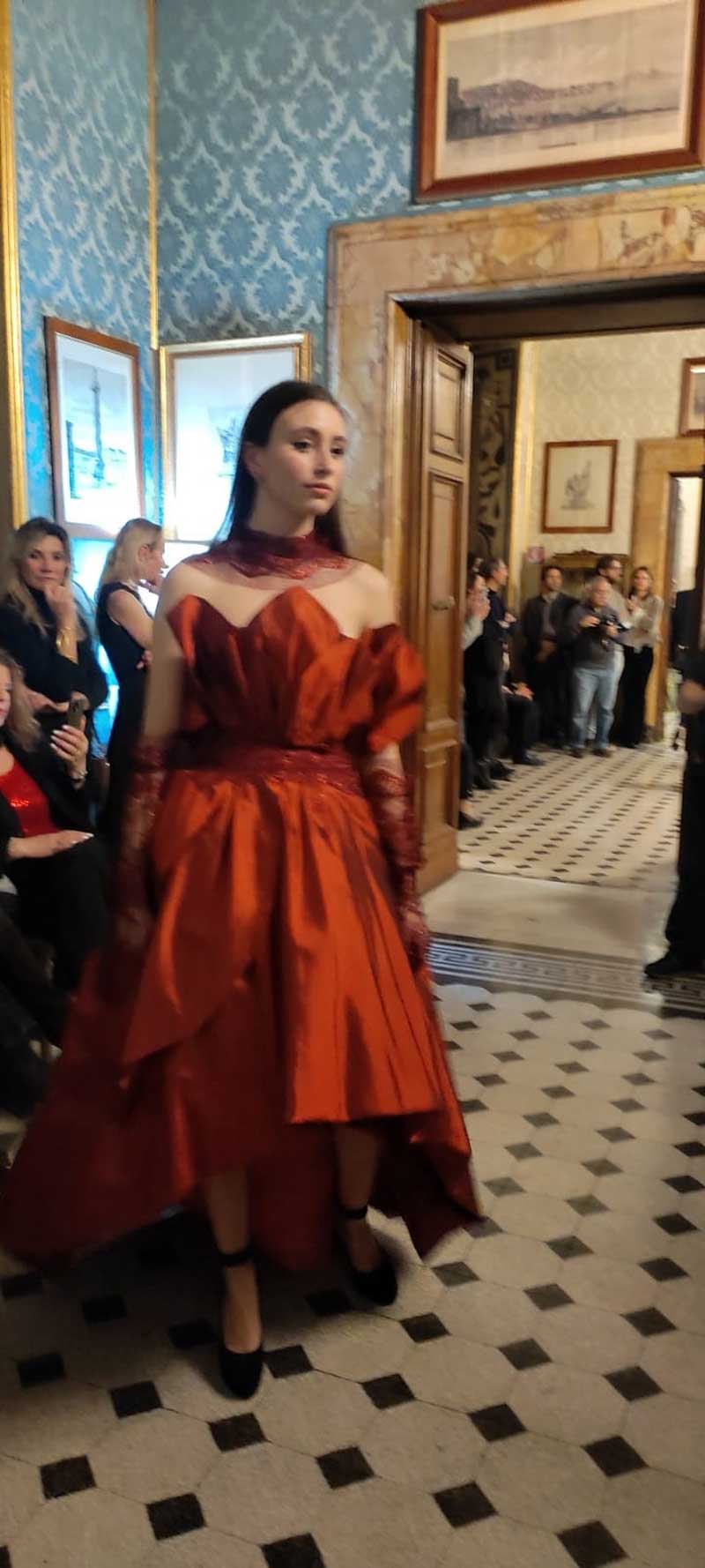 Sfilata abiti donna modelle a Palazzo Ferrajoli - Elins Moda - vestire eleganti rosso bruno foglie secche