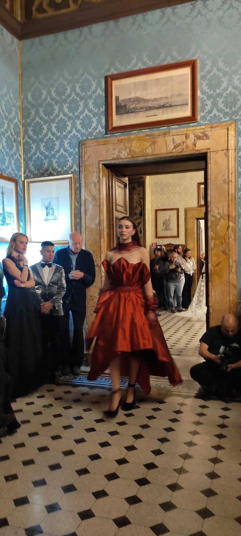 vestito cerimonia elegante a Palazzo Ferrajoli