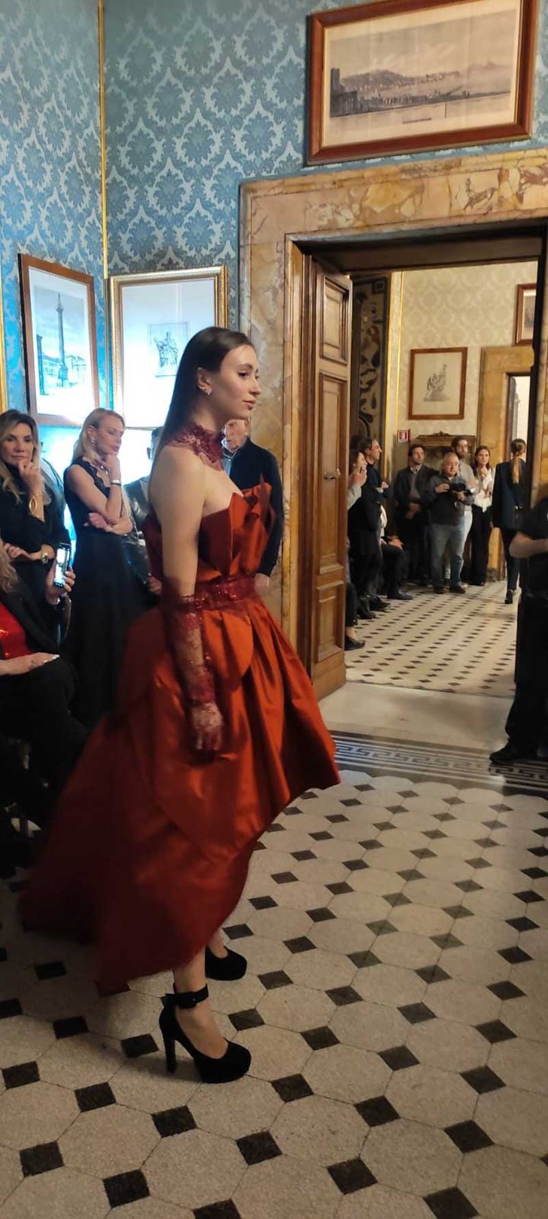 Mod’Art Roma - Il fascino dei colori - sfilata modelle nello storico Palazzo Ferrajoli - evento d’alta moda con gli eleganti abiti di Elins moda