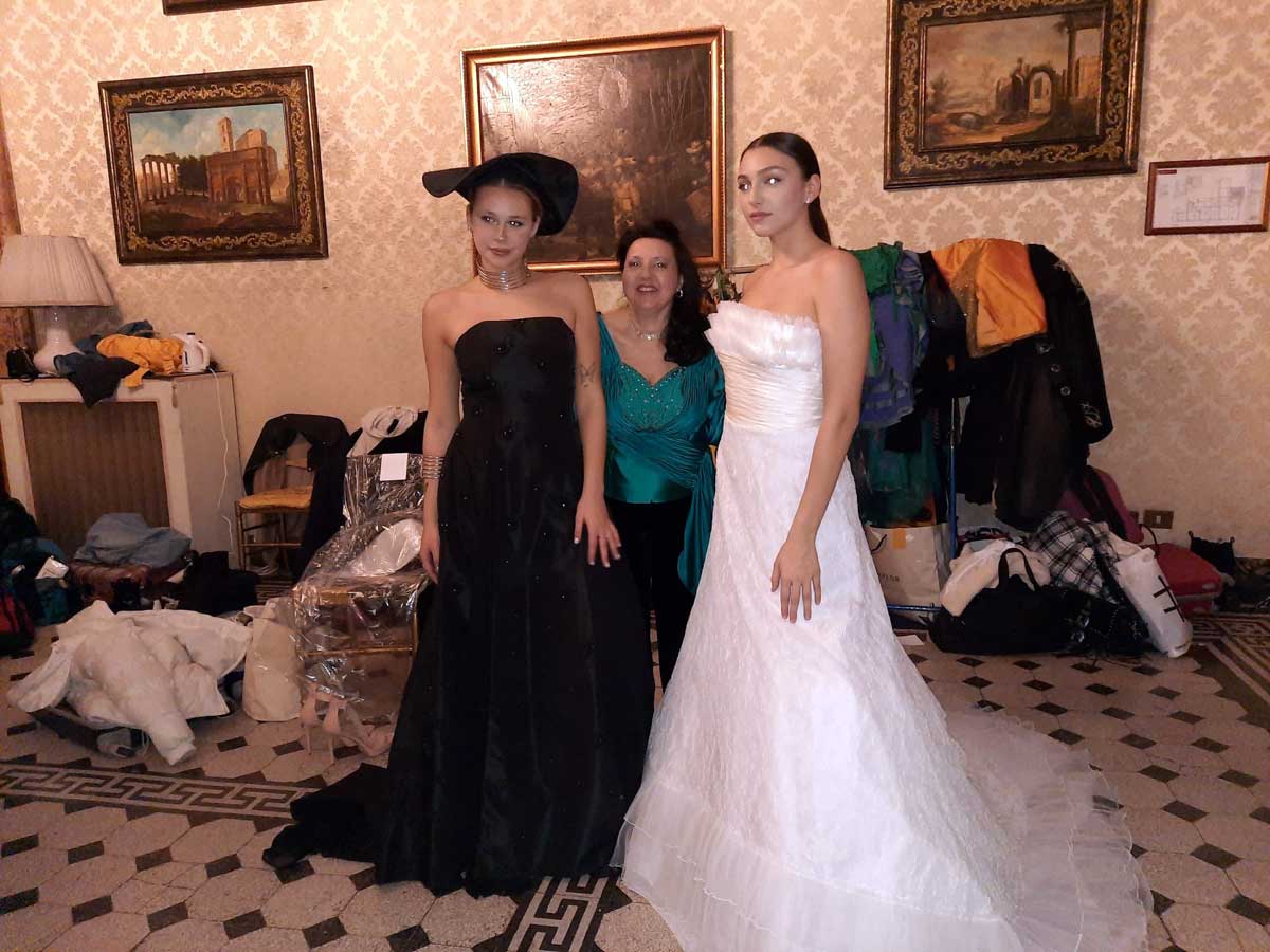 spose abiti in bianco e nero a Palazzo Ferrajoli