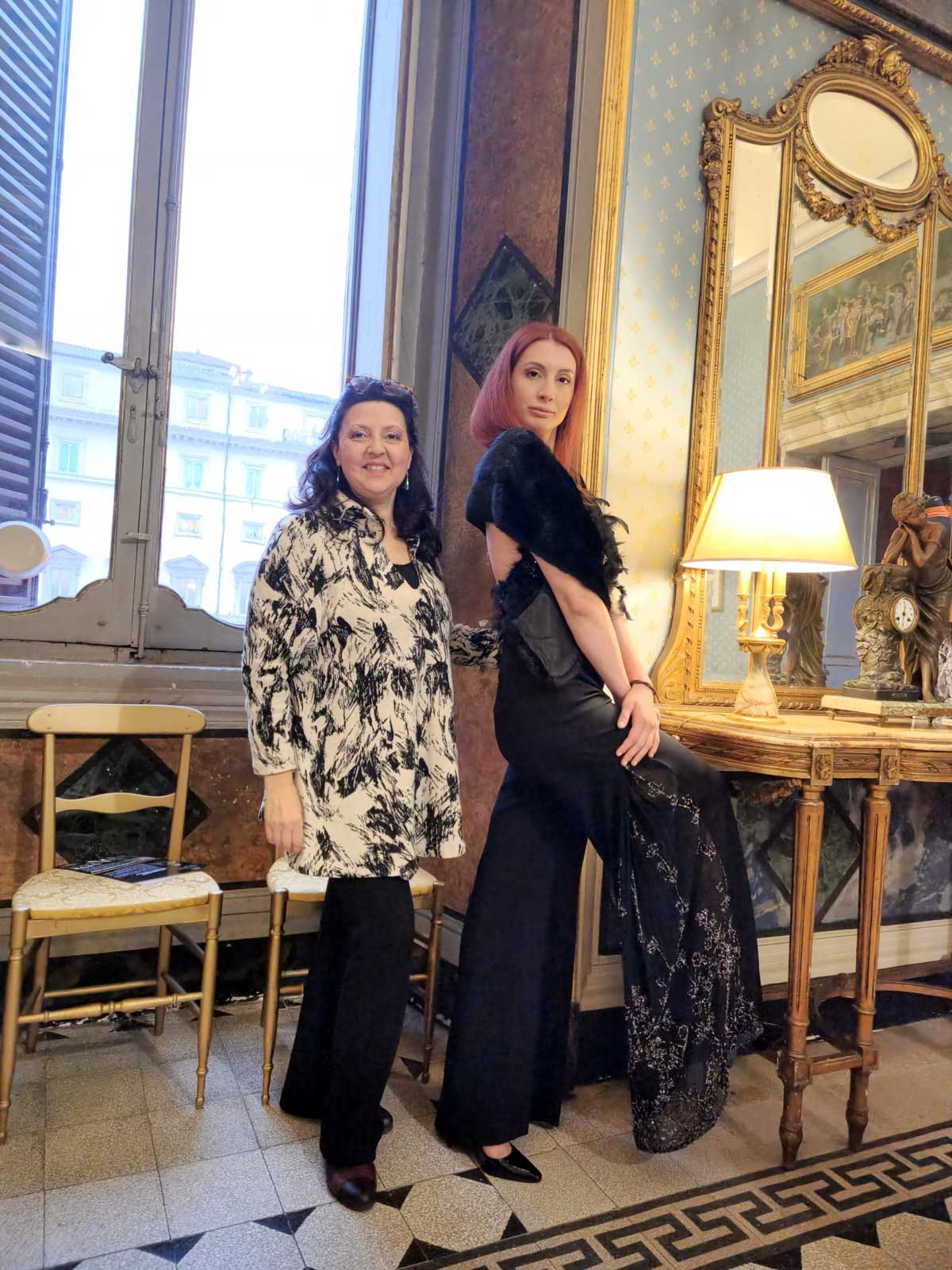 Sfilata abiti donna modelle a Palazzo Ferraioli - posa con la stilista modella con abito in nero