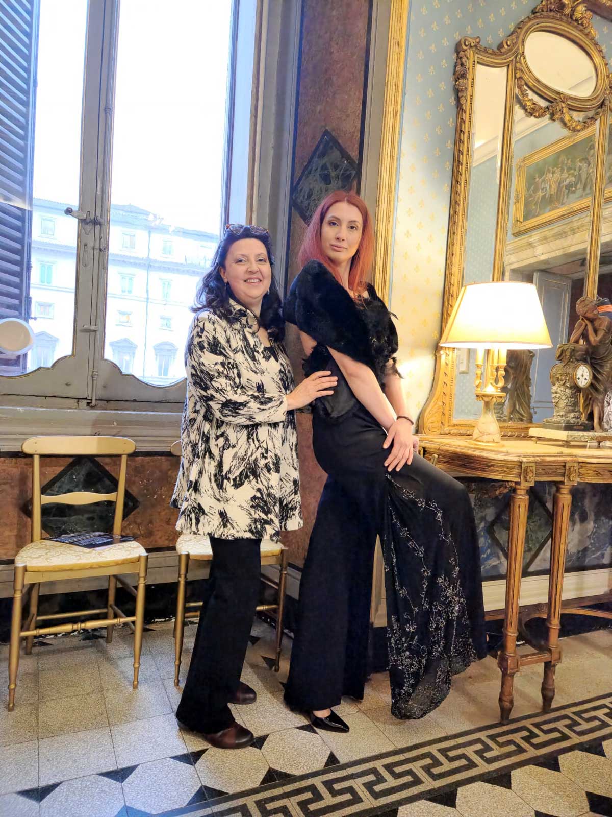 Sfilata abiti donna modelle a Palazzo Ferrajoli - Elins Moda - stilista con modella