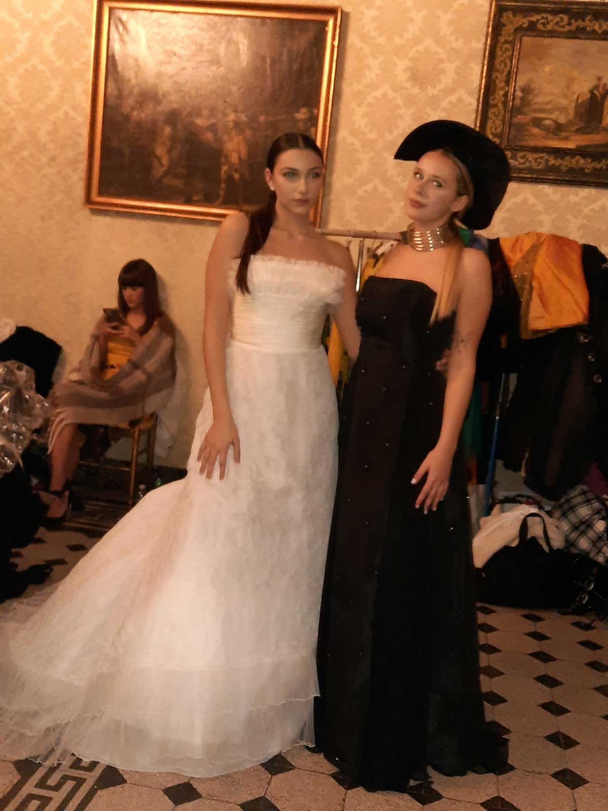 Sfilata abiti donna modelle a Palazzo Ferrajoli - Elins Moda - spose in bianco e nero