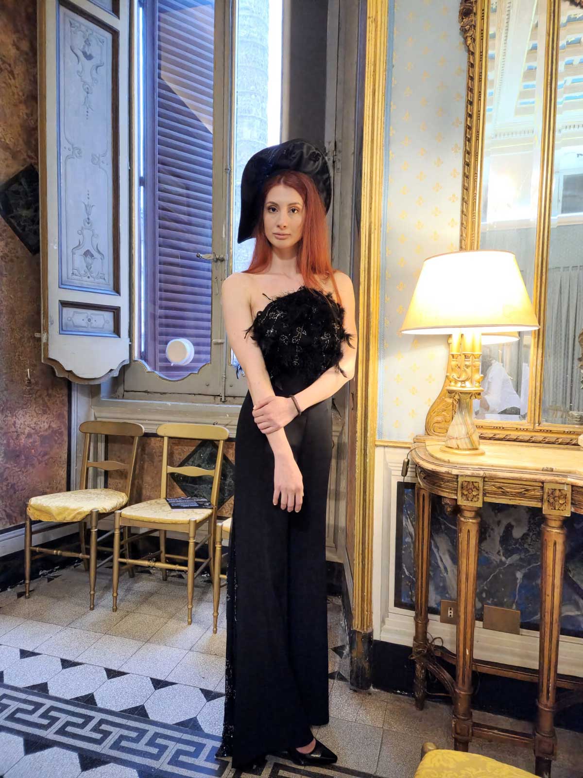 Sfilata abiti donna modelle a Palazzo Ferrajoli - Elins Moda - abiti sartoriali con cappello elegante nero