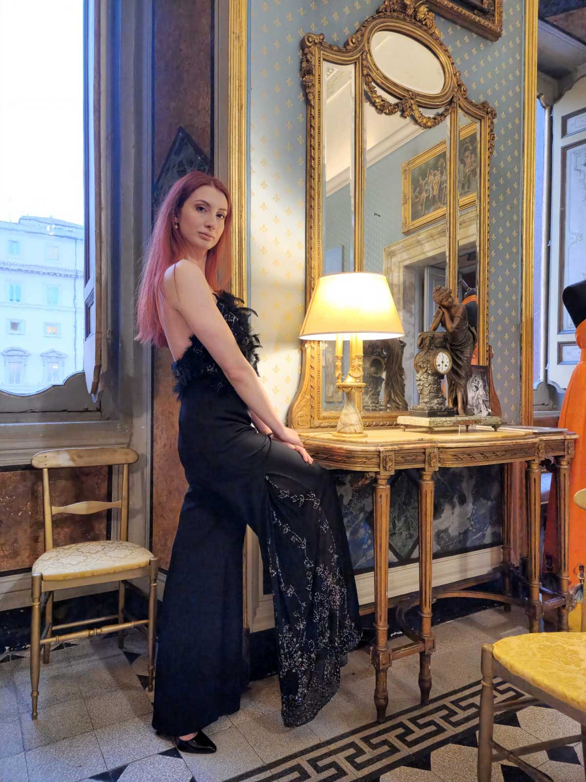 Il fascino dei colori - sfilata modelle nello storico Palazzo Ferrajoli - donna abito in nero elegante