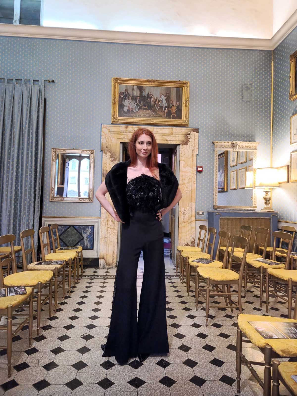 Il fascino dei colori - sfilata modelle nello storico Palazzo Ferrajoli - modella con vestito elegante nero