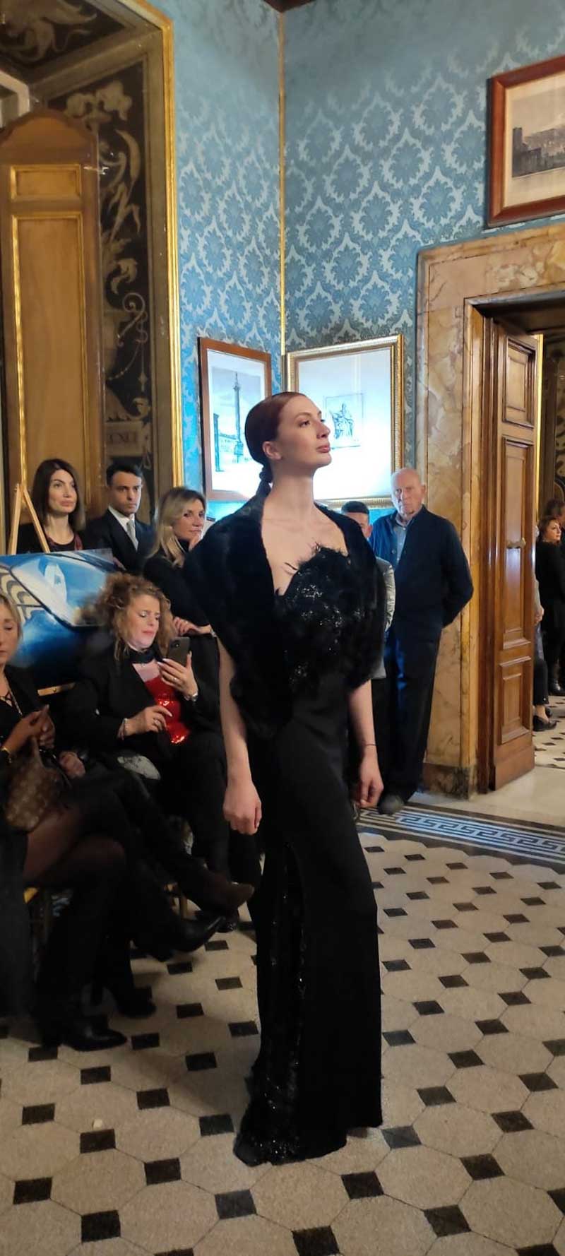 Sfilata abiti donna modelle a palazzo Ferrajoli - abito scuro in fantasia femminile