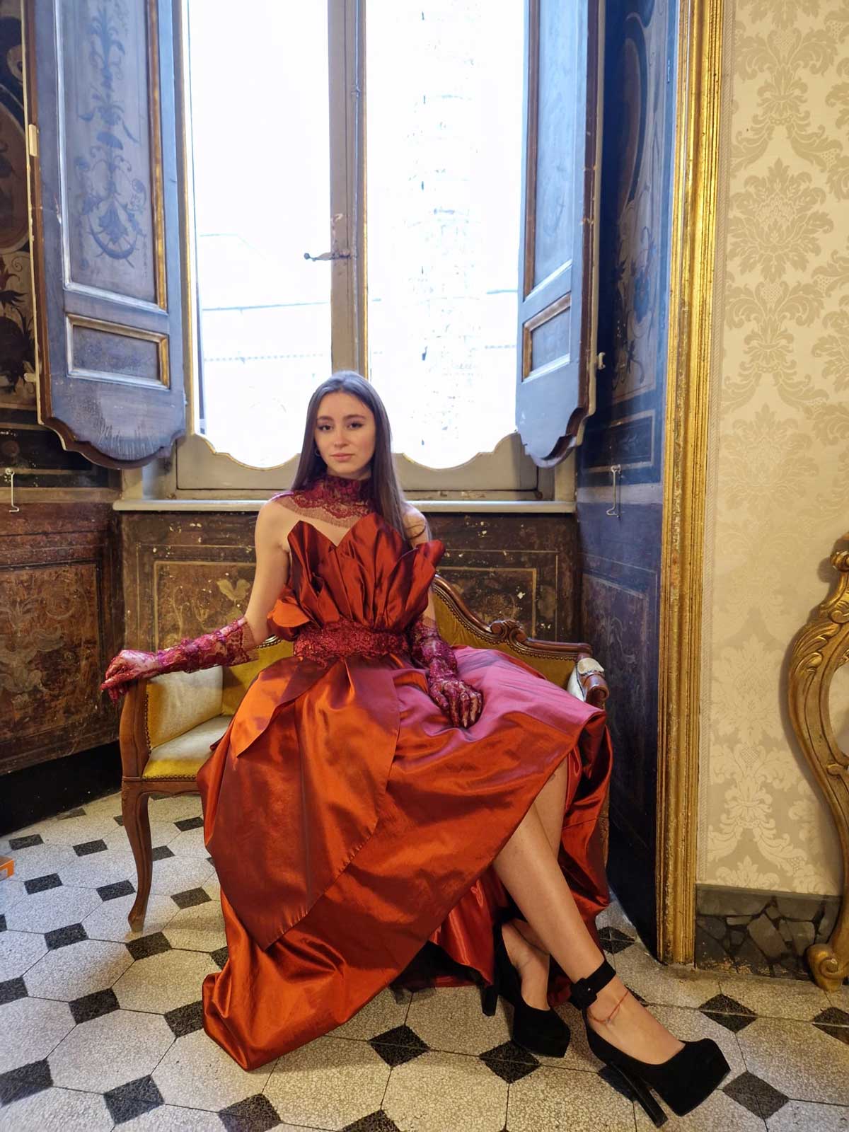 Mod’Art Roma - Il fascino dei colori - sfilata modelle nello storico Palazzo Ferrajoli - ragazza vestita in rosso bruno