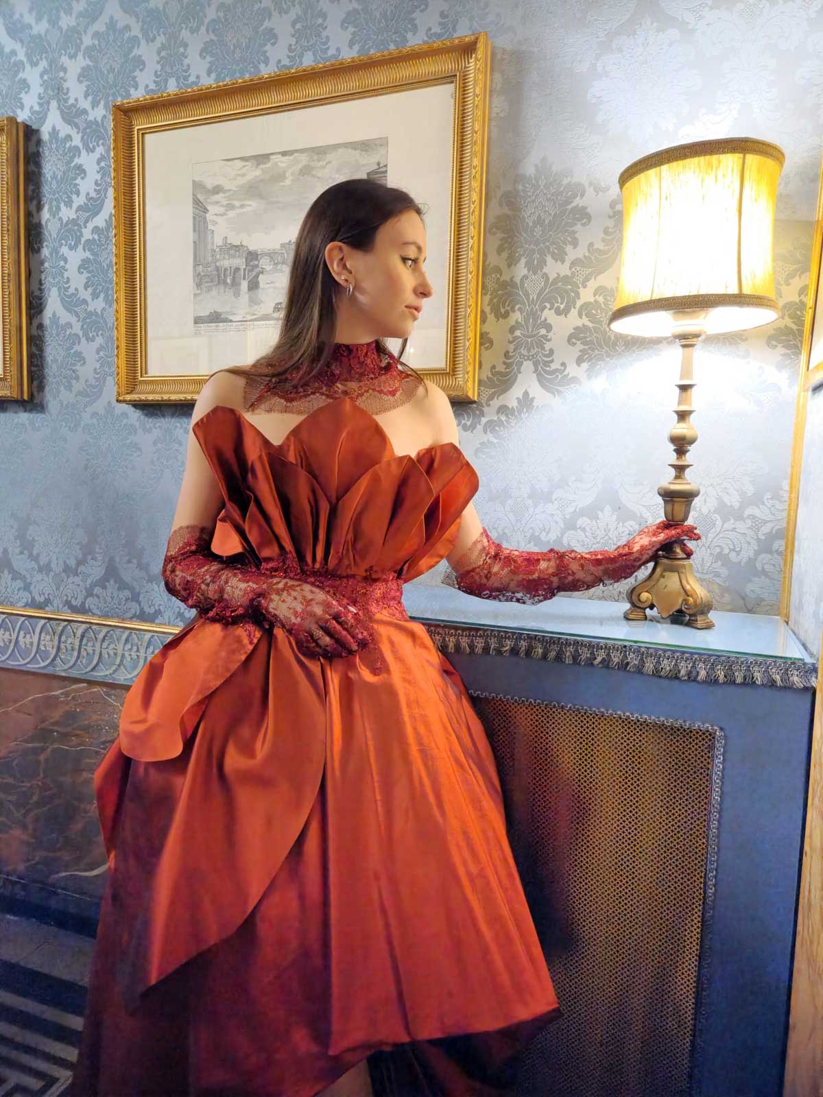 Mod’Art Roma - ragazza vestita in rosso bruno