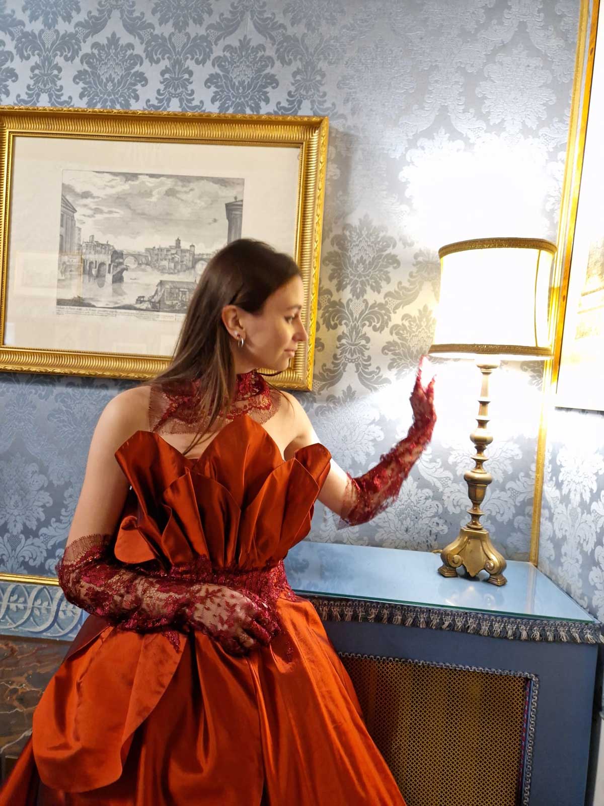 Mod’Art Roma - Il fascino dei colori a Palazzo Ferraioli - ragazza vestita in rosso bruno