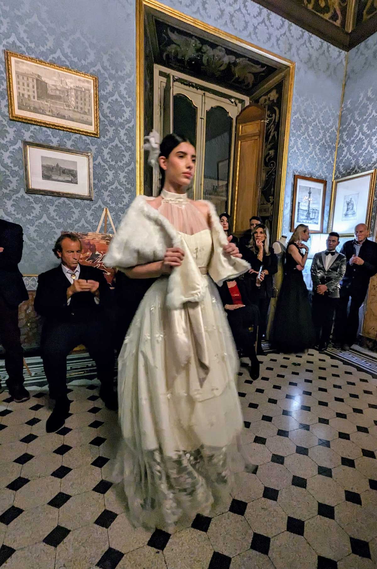Sfilata abiti donna modelle a Palazzo Ferrajoli - vestire un abito da sposa bianco