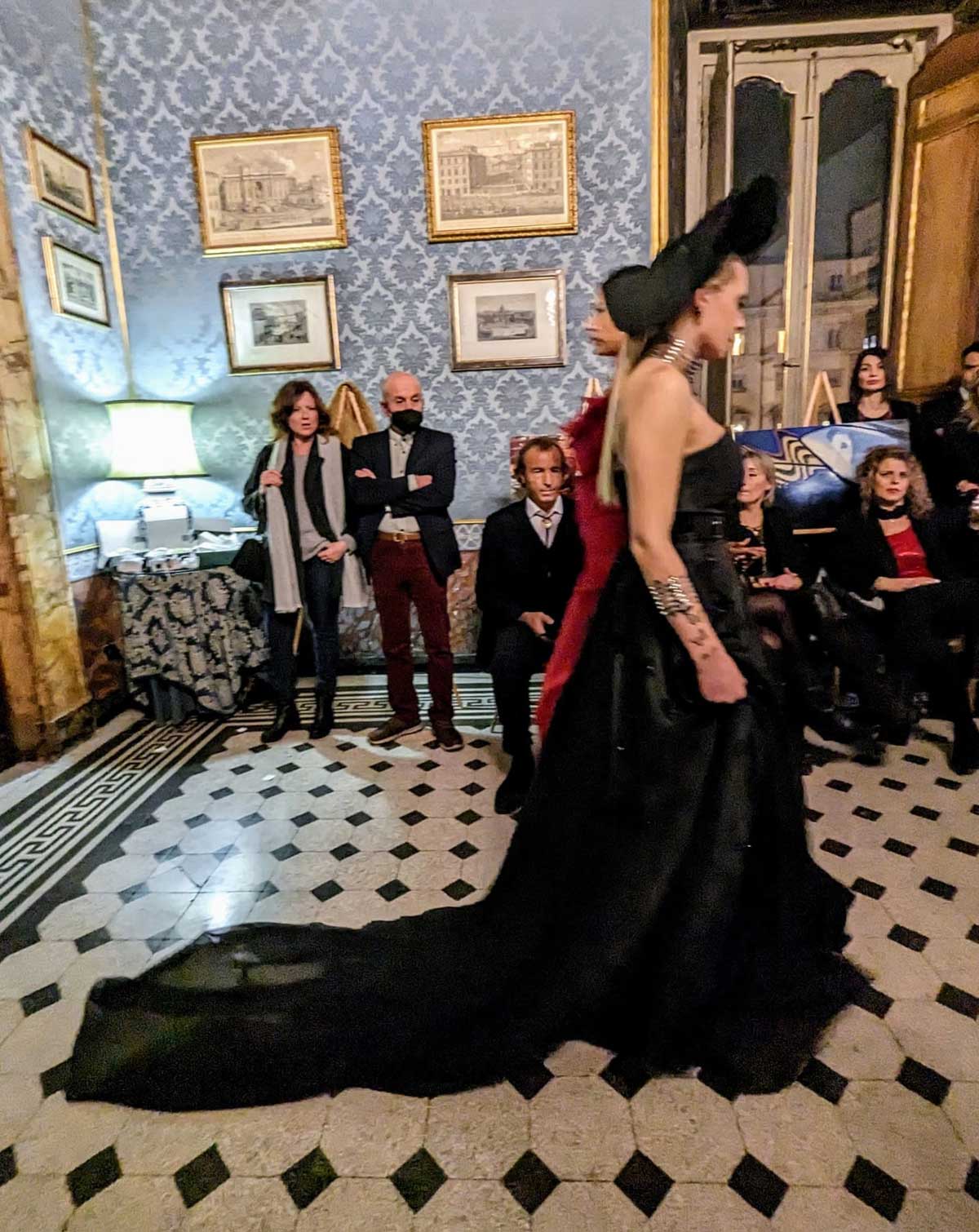 Mod’Art Roma - Palazzo Ferrajoli - abbigliamento femminile modella elegante in nero