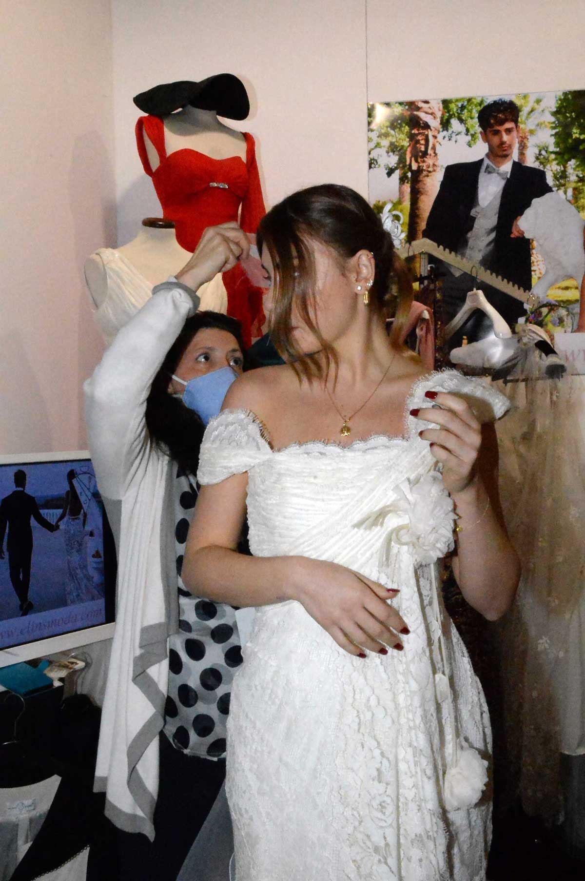 Roma Sposa 2021 - RomaSposa modella e stilista a Roma Sposa la fiera del matrimonio - ragazza veste abito per il matrimonio