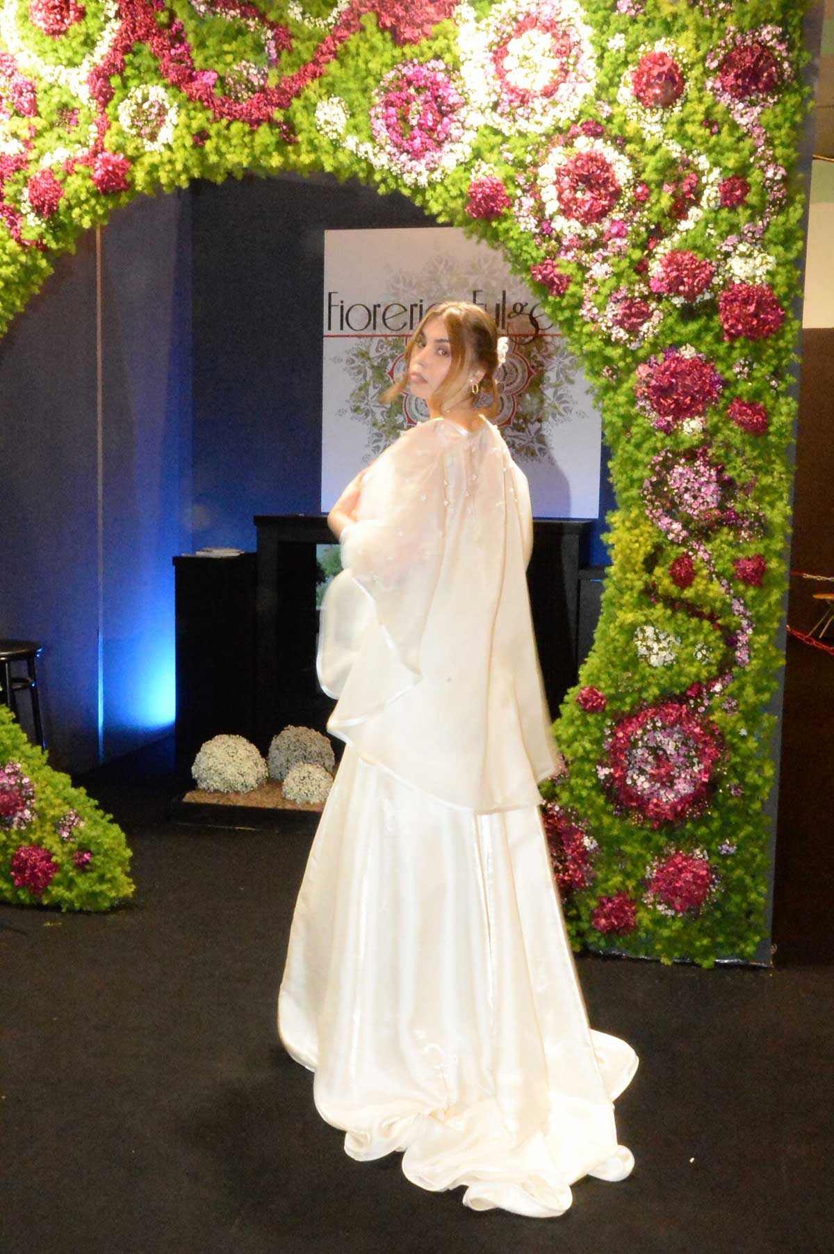 Foto sposa modella in posa con fiori - Roma Sposa - Fiera del matrimonio - angolo arte floreale