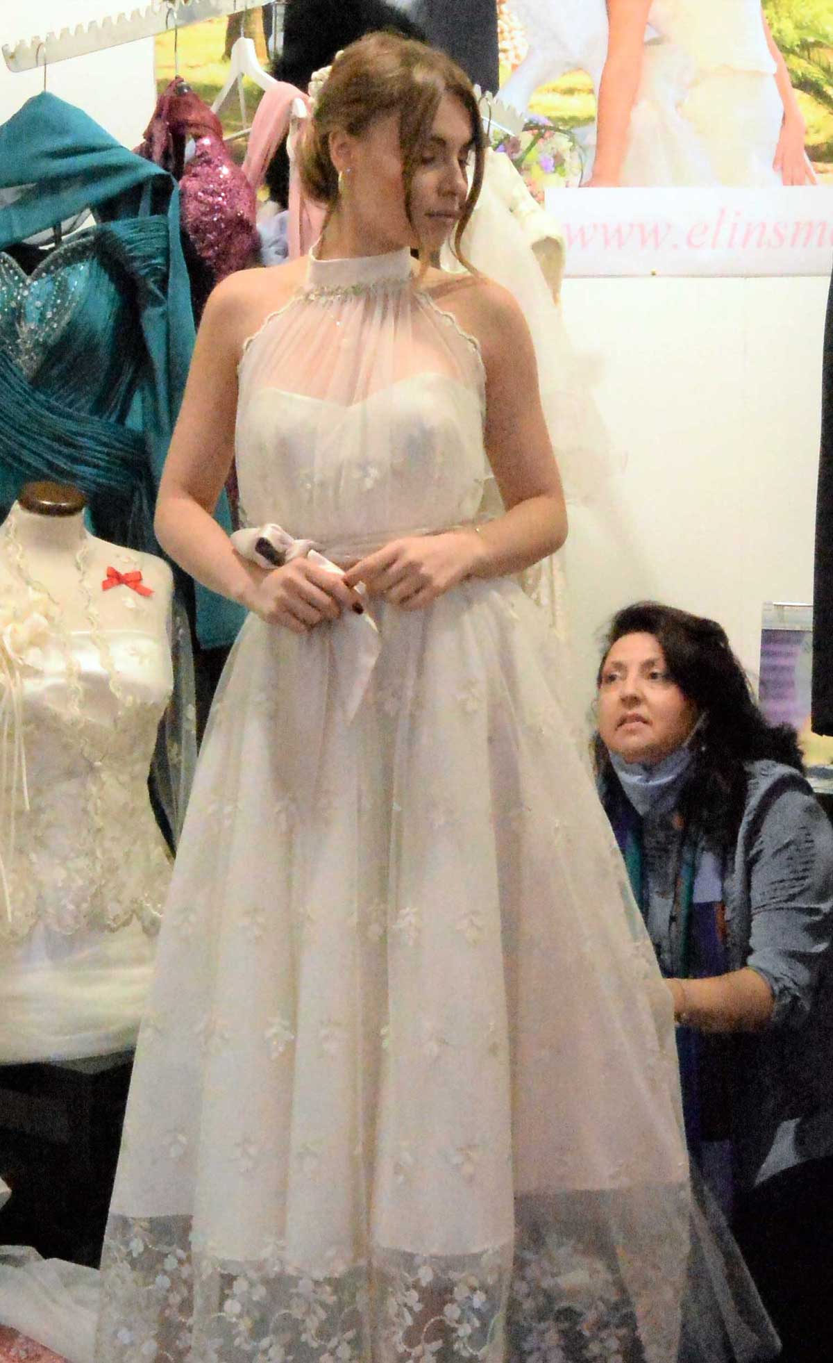 Roma Sposa - abiti Elins moda alla Fiera del matrimonio. Foto vestiti ragazze a RomaSposa, esposizione per sposi. Idee donna abito su misura cerimonia