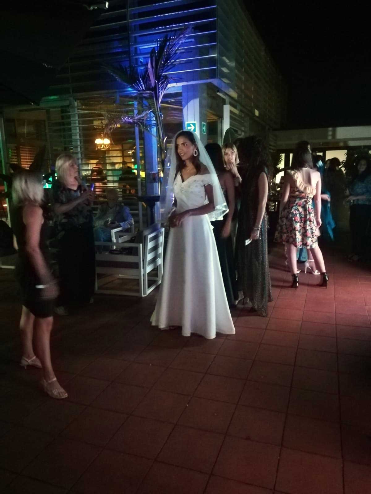 Salotto delle Alchimie Foto modella vestito da sposa bianco per il matrimonio a Roma