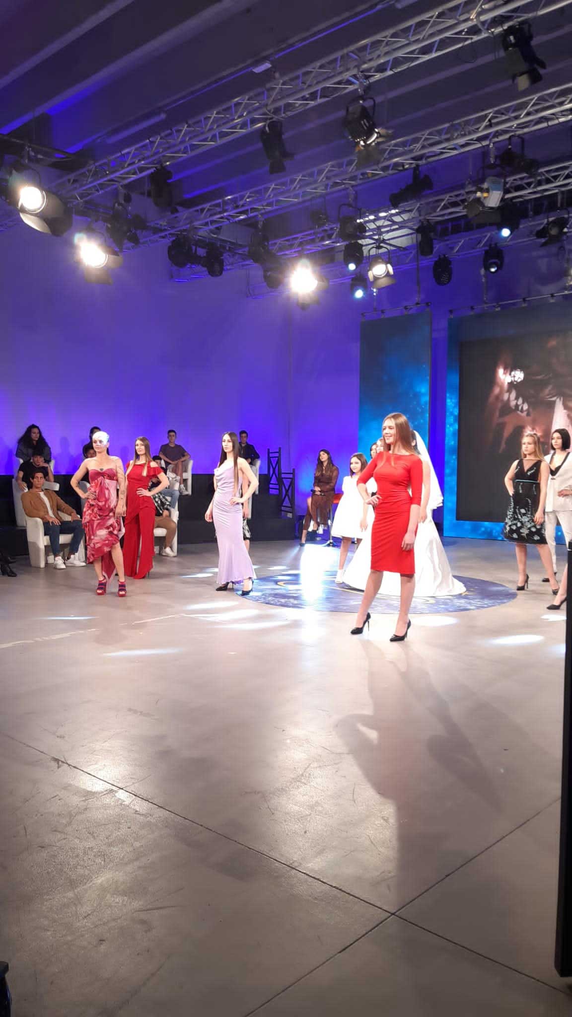 Customize women suits made in Italy clothing models on the catwalk Elins presents shopping online wedding fashion dresses on italian dream / Gold TV - photo9