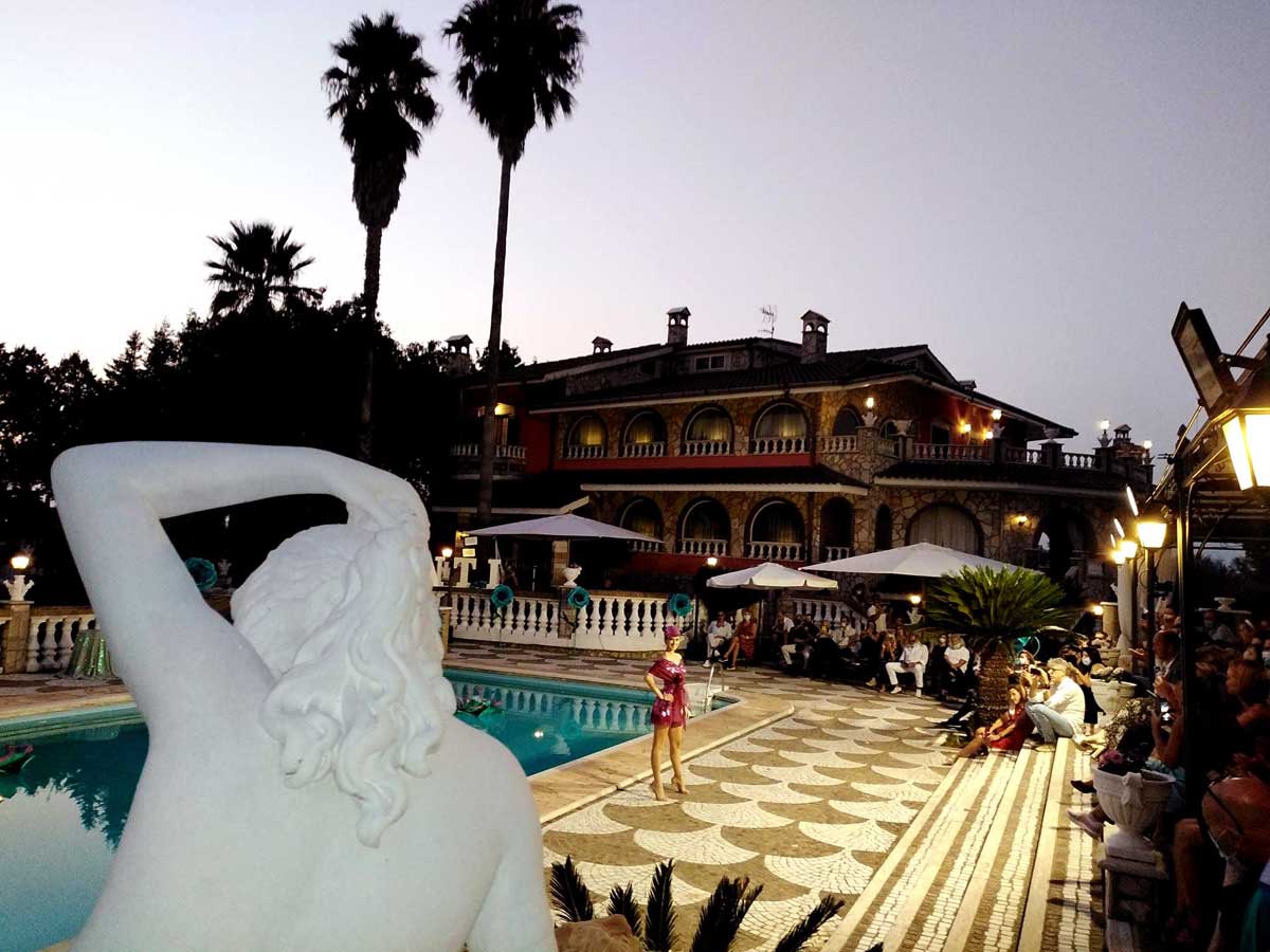 Infiniti Eventi - modella in posa sfilata a bordo piscina presso la location di villa Fravili vicino Roma