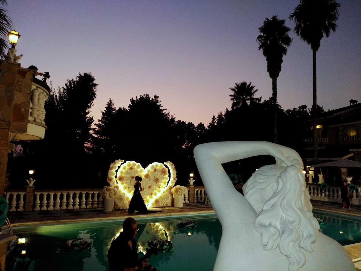 Infiniti Eventi - passeggiata ragazza in piscina presso la location di villa Fravili vicino Roma