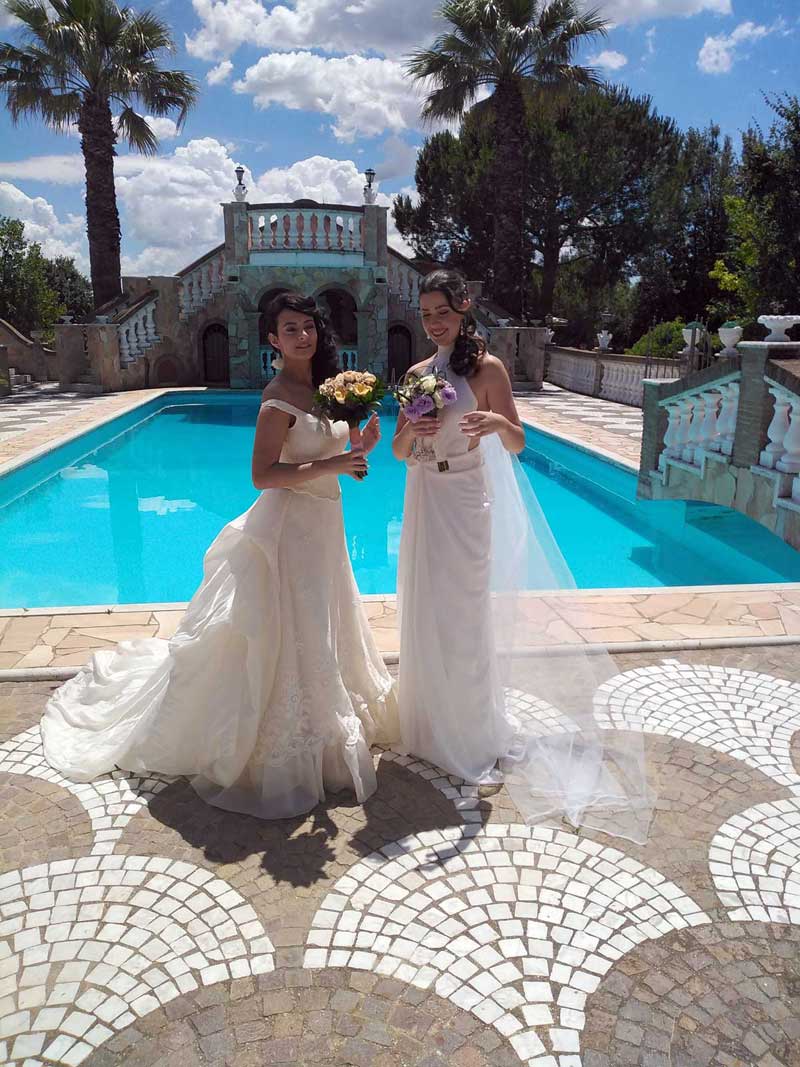 immagine con spose in bianco col bouquet di fiori in mano