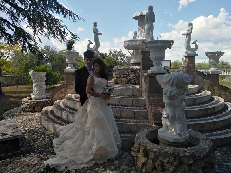 Villa Fravili - foto sposi accanto fontana monumentale - Fotografie abiti moda uomo donna. Shooting fotografico vestiti sposa - location cerimonia ricevimento Villa Fravili