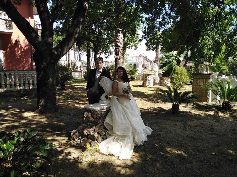 Foto sposi all’uombra di un albero - Fotografie abiti moda uomo donna. Shooting fotografico vestiti sposa location cerimonia ricevimento Villa Fravili