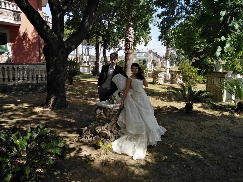 Villa Fravili - immagine con modella e modello - vestiti per matrimoni - Fotografie abiti moda uomo donna. Shooting fotografico vestiti sposa Location cerimonie