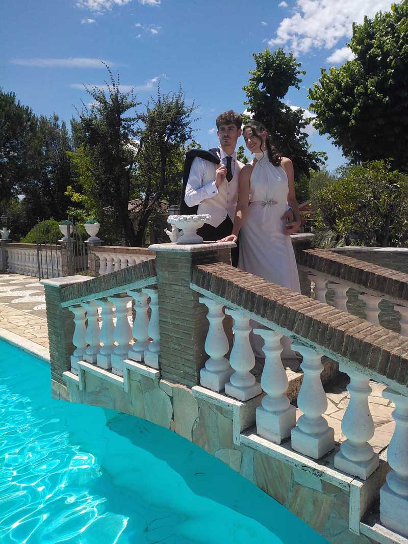 Villa Fravili - giacca con panciotto uomo vestito bianco donna - Fotografie abiti moda donna. Shooting fotografico vestiti sposa