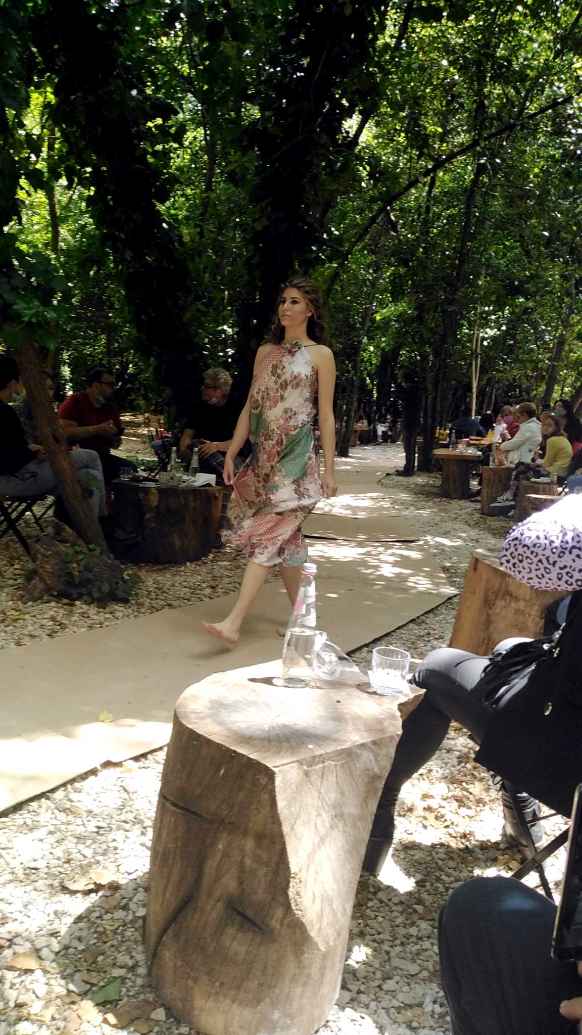 A piedi nudi nel bosco - Eleonora Giamberduca abbigliamento cerimonia sposa abiti su misura idee moda donna foto ragazze al Wood Natural Bar di Roma foto11 - fantasia di colori
