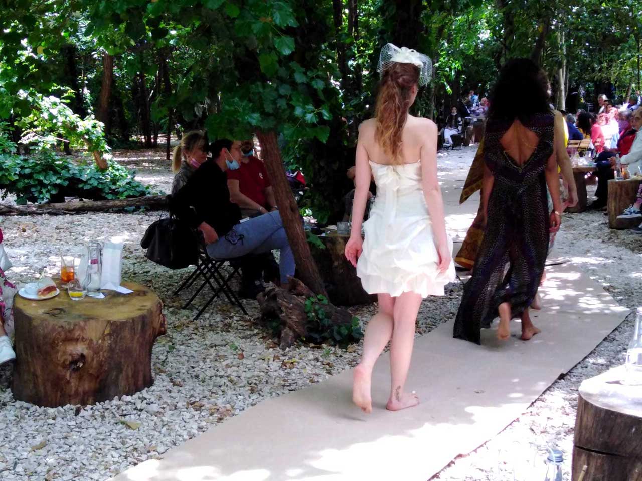 A piedi nudi nel bosco - Eleonora Giamberduca abbigliamento cerimonia sposa abiti su misura idee moda donna foto ragazze al Wood Natural Bar di Roma foto15 - modelle sfilano