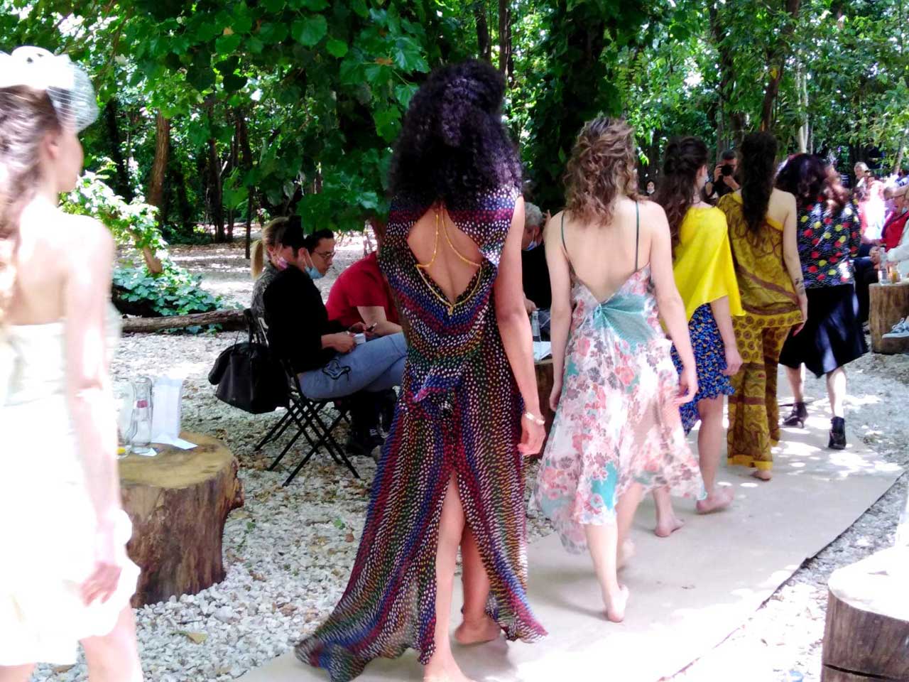 A piedi nudi nel bosco - Eleonora Giamberduca abbigliamento cerimonia sposa abiti su misura idee moda donna foto ragazze al Wood Natural Bar di Roma foto18 - ragazze sfilano in abiti con fantasia di colori