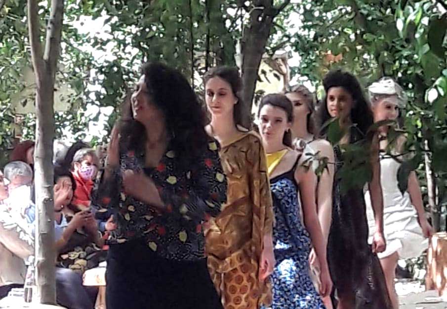 A piedi nudi nel bosco  idee di Eleonora Giamberduca abbigliamento cerimonia abito sposa Wood Natural Bar abiti su misura moda donna a Roma foto19 - Eleonora giamberduca con le ragazze