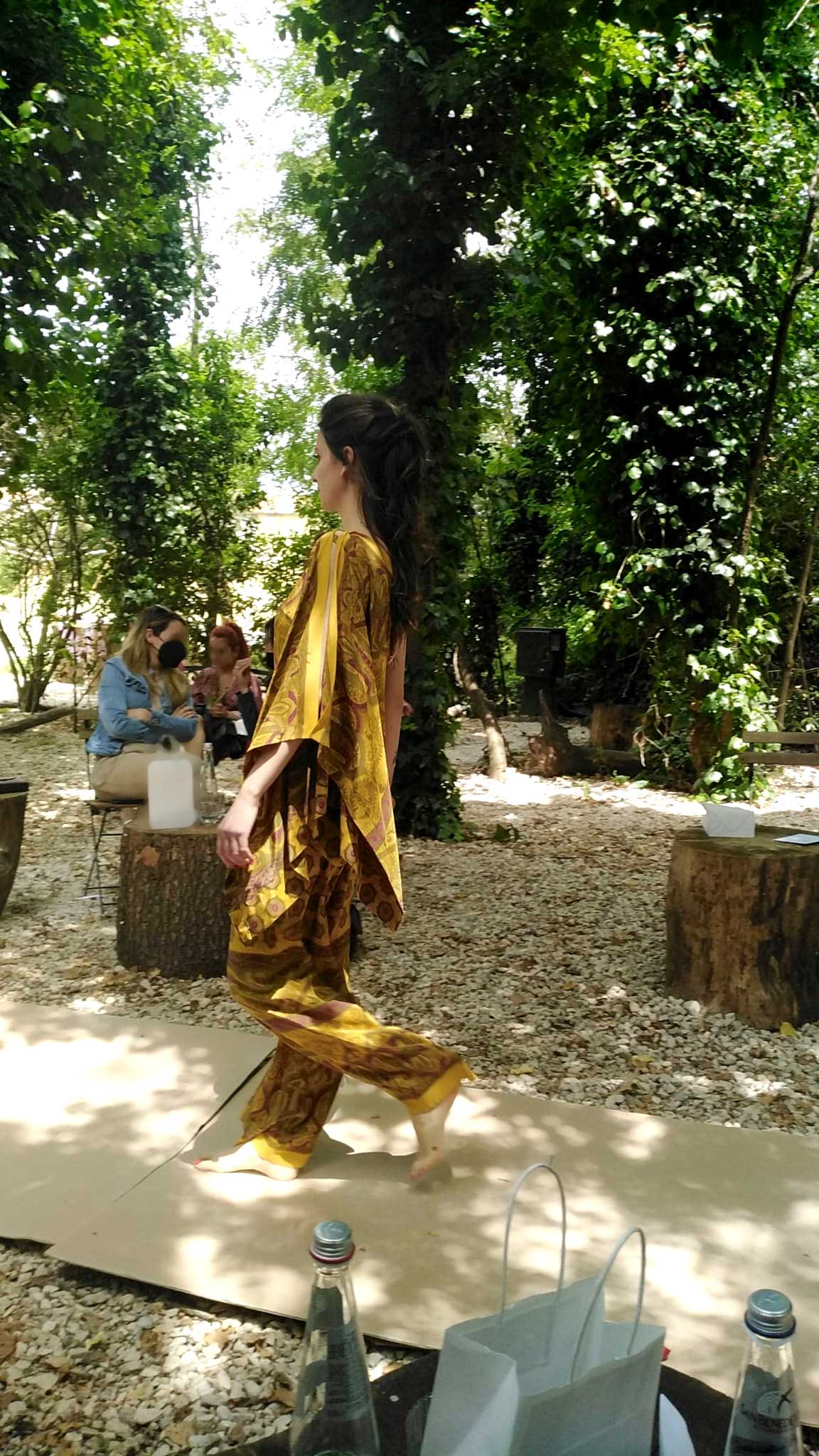 A piedi nudi nel bosco - Eleonora Giamberduca abbigliamento cerimonia sposa abiti su misura idee moda donna foto ragazze al Wood Natural Bar di Roma foto4 colore giallo rosso