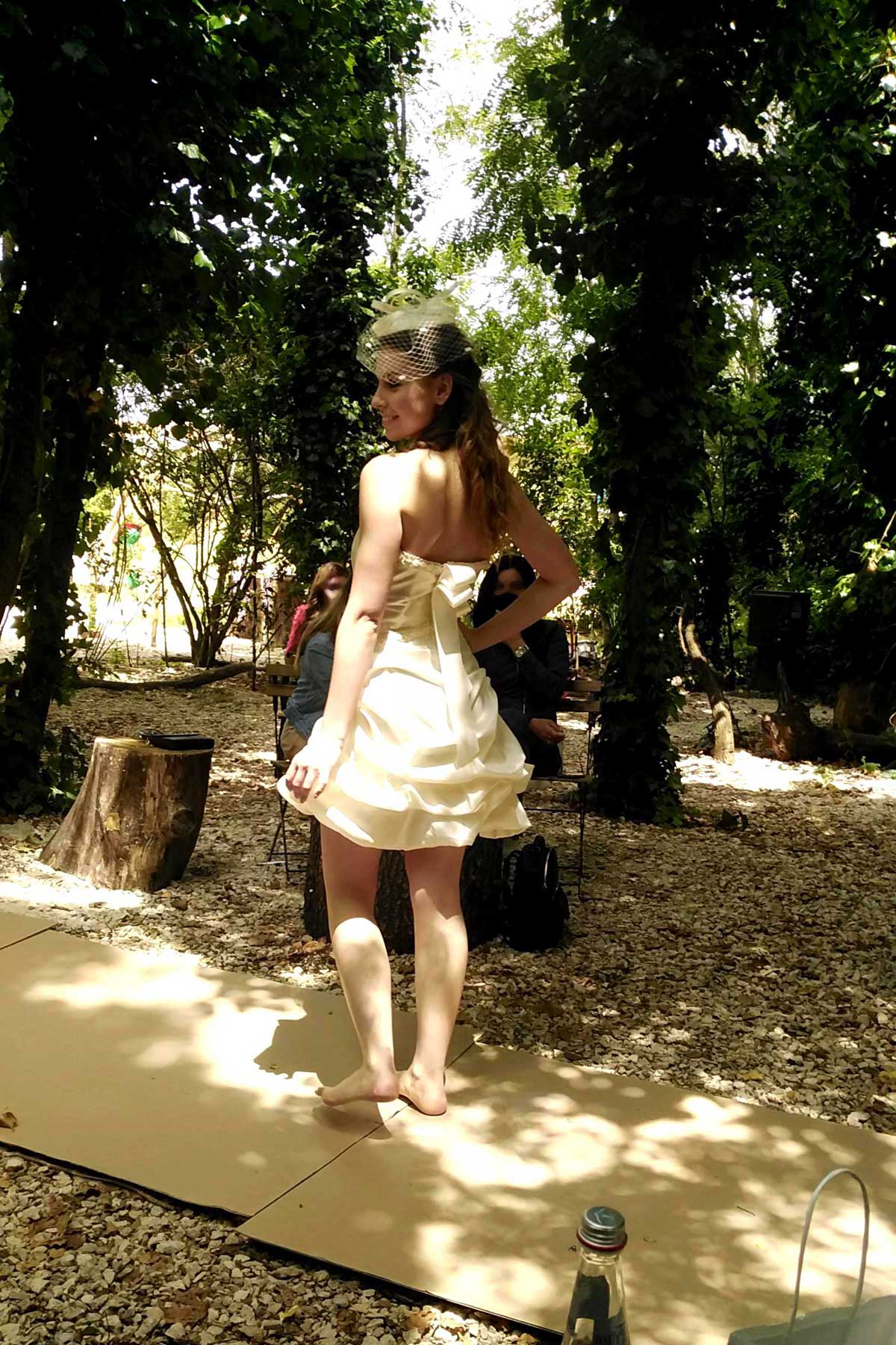 A piedi nudi nel bosco  idee di Eleonora Giamberduca abbigliamento cerimonia abito sposa Wood Natural Bar abiti su misura moda donna a Roma foto9
