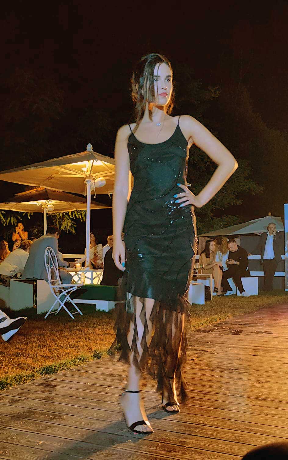 World Top Model Roma da Profumo - sfilata abiti Elins Evento moda vestiti da cerimonia donna a Roma - giovane ragazza con vestito elegante con frange in nero