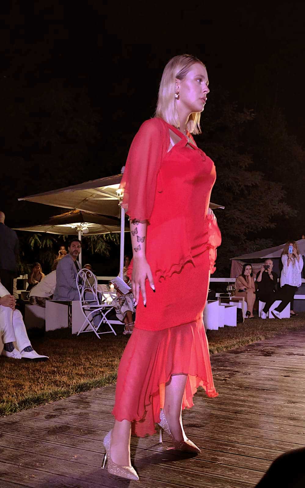 Evento World Top Model Roma da Profumo Sfilata abiti Elins Moda - vestire ragazza di rosso - foto modella vestiti da cerimonia donna