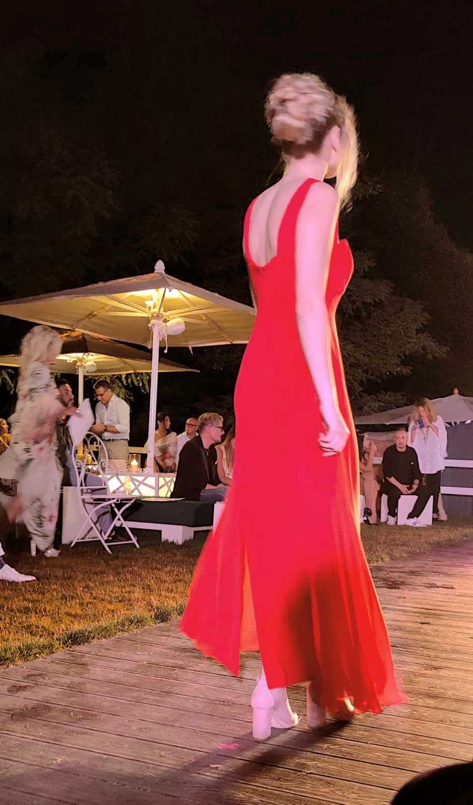 Evento Spazio Sensoriale - Sfilata abiti Elins Moda foto vestiti da cerimonia donna a Roma - abito estivo bella modella in rosso